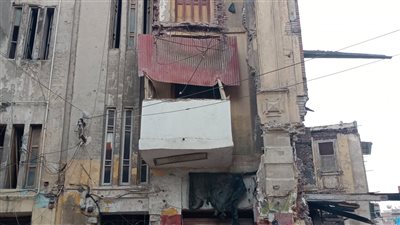انهيار بلكونة منزل بسبب الأمطار في البحيرة (صور)