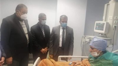 رئيس جامعة كفر الشيخ يطمئن على المواطنة سلوى بعد توجيهات السيسي بعلاجها
