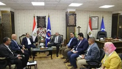 محافظ السويس يناقش تطوير المدن السكنية القديمة