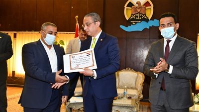 محافظ الفيوم يكرم رؤساء مجالس المدن المشاركة بالتدريب العملي 