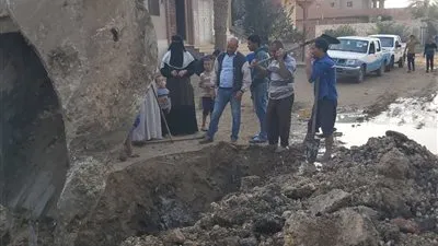 صيانة فورية لـ 3 انفجارات بخط مياه الشرب بثلاث قرى في أبشوي بالفيوم (صور) 