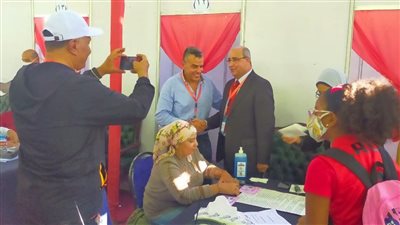 خالد مرتجي يدلي بصوته في انتخابات الأهلي