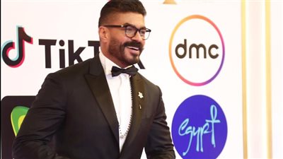 ساعتي ألماس.. خالد سليم يداعب المصورين في مهرجان القاهرة السينمائي