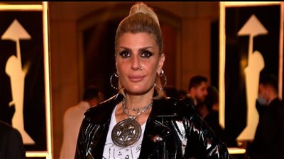 فيدرا تتألق بإطلالة سوداء من تصميمها على السجادة الحمراء في افتتاح مهرجان القاهرة