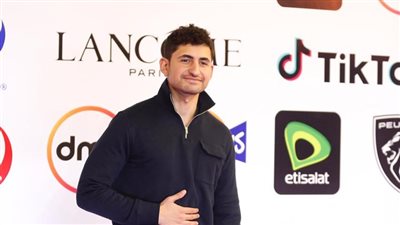 بإطلالة كاچوال.. أمير المصرى يتألق في ثاني أيام مهرجان القاهرة السينمائي 