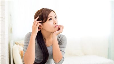 طبيب نفسي يحذر السيدات من اتخاذ أي قرار حياتي في هذه الفترة (فيديو)