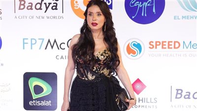 الراقصة دينا تبهر الجمهر في حفل افتتاح القاهرة السينمائي