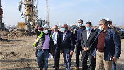 كامل الوزير يتابع عددا من المشروعات بميناء دمياط