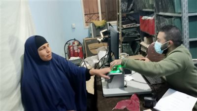 أجهزة الأمن تستخرج 170 بطاقة شخصية للسيدات غير القادرات بأطفيح (صور)