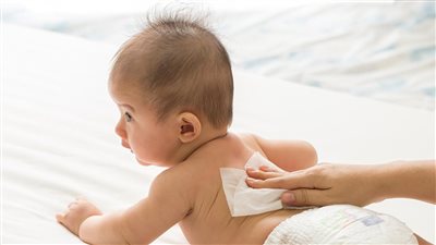 أخصائي أطفال يحذر من التعامل مع الرضع بهذه الطريقة (فيديو)