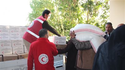 الهلال الأحمر المصري: لدينا 30 ألف متطوع لمواجهة الكوارث والأزمات بالمحافظات (فيديو)