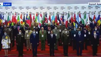 عاجل.. السيسي يلتقط صورة تذكارية مع وفود معرض 