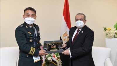 وزير الإنتاج الحربي يبحث مع كوريا تصنيع الدبابة K2 والهاوتزر K9