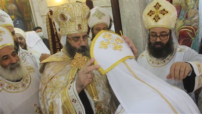 أسقف أبو قرقاص يقوم بسيامة بعض الكهنة والشمامسة بالإيبارشية 