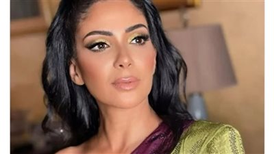 بإطلالة أنيقة.. منى زكي تغازل جمهورها