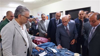 محافظ بورسعيد يتففد معرض منتجات المشروعات الصغيرة والحرف التراثية بالمنطقة الصناعية 