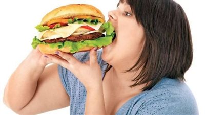 خبيرة تغذية تحذر من تناول الطعام ليلًا (فيديو)