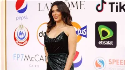 إنجي المقدم تعتمد على إطلالة جريئة بعرض فيلم 