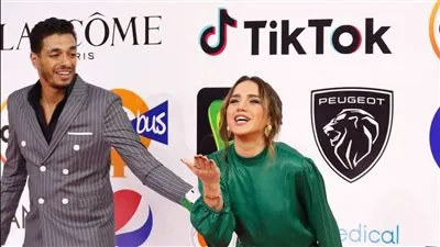 محمد يسري بصحبة رنا رئيس على ريد كاربت خامس أيام مهرجان القاهرة السينمائي