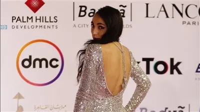 زينب غريب تفاجئ الجمهور بإظهار أنوثتها بفستان أنيق في خامس أيام القاهرة السينمائي