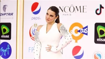 بفستان أبيض هادئ.. درة تتألق على ريد كاربت خامس أيام القاهرة السينمائي