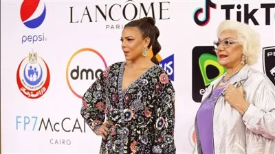 ناهد السباعي بفستان قصير بصحبة والدتها على ريد كاربت عرض فيلم 