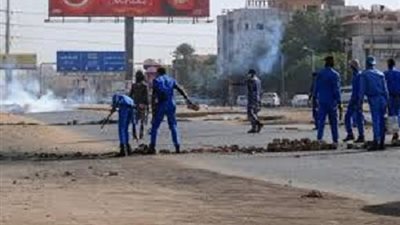 الشرطة السودانية تطلق الغاز المسيل للدموع على محتجين في محيط القصر الرئاسي بالخرطوم