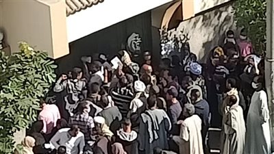 شد وجذب.. منع دخول غير الحاصلين على لقاح كورونا إلى المصالح بقنا (صور)