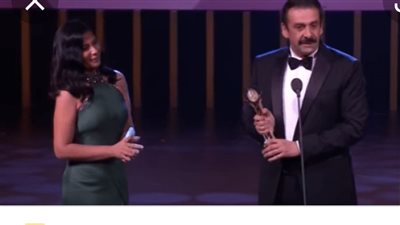 ماذا قالت منى زكي عن تكريم كريم عبد العزيز؟ 