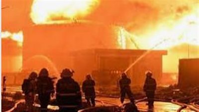 خبراء الأدلة الجنائية يعاينون موقع حريق محل ملابس بالمعادى 