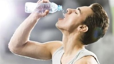 خبيرة تغذية: كل كيلو في الجسم يحتاج 40 ملي من المياه يوميًا (فيديو)