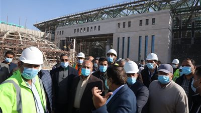 وزير النقل يستقل جرار اختبار السكة للقطار الكهربائي الخفيف LRT 