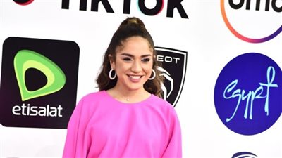 رنا رئيس تخطف الأنظار بشقاوتها علي ريد كاربت 