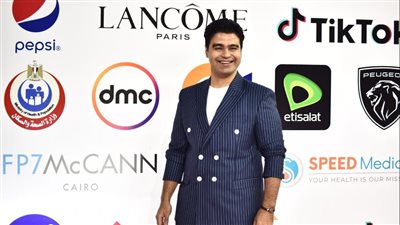 بإطلالة كلاسيكية.. إسلام إبراهيم يخطف الأنظار بالعرض الخاص لفيلم 