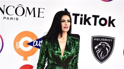 دارين حداد تخطف الأنظار بالأخضر في عرض 