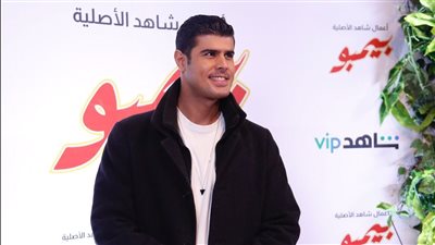 بإطلالة كاجوال.. علاء عرفة في ريد كاربت مسلسل بيمبو 