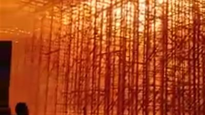 نيران على مساحة 200 متر.. 8 سيارات إطفاء لإخماد حريق موقع تحت الإنشاء ببولاق