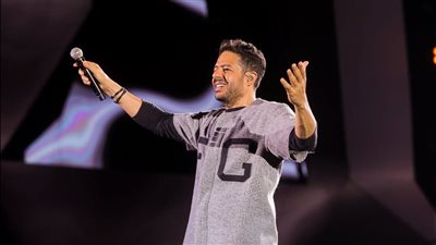 حماقي يشعل افتتاح 