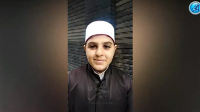 أصغر إمام وخطيب يؤم المصلين في صلاة الجمعة (فيديو)