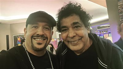 برفقة محمد منير.. هشام عباس بأحدث ظهور له 