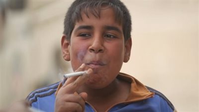 خبيرة تعليم تكشف كيفية التعامل مع الطفل مدخن السجائر (فيديو)