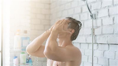 طبيب جلدية يحذر من الاستحمام بماء بارد في الشتاء (فيديو)