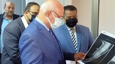 رئيس جامعة بنها يطمئن على طالبة أصيبت في حادث تصادم