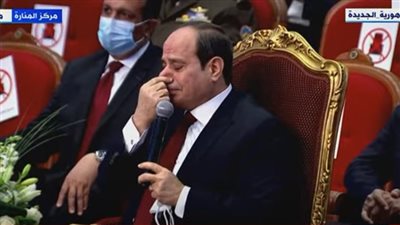 السيسي يحبس دموعه بسبب أحد سفراء الحلم ووالدته