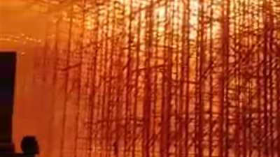 أثار فزع الأهالي.. اندلاع حريق هائل بموقع تحت الإنشاء ببولاق