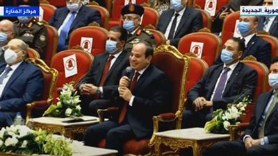 السيسي مازحا: اللي بيشتغلوا معايا زهقوا مني.. ومدبولي قالي ارحمني بقا