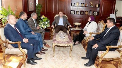 محافظ بني سويف يستقبل مجلس الإدارة الجديد للنادي الرياضي (صور)
