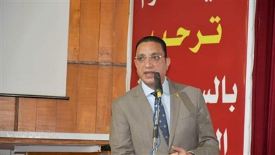 محافظ الفيوم يزور الجامعة لتقديم التهنئة لرئيسها الجديد (صور)