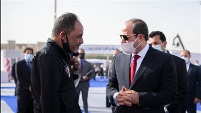 الرئيس السيسي يتفقد أجنحة معرض المنتجات الحرفية لذوي الهمم