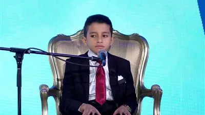 قارئ القرآن في احتفالية قادرون باختلاف: نفسي أطلع طبيب (فيديو)